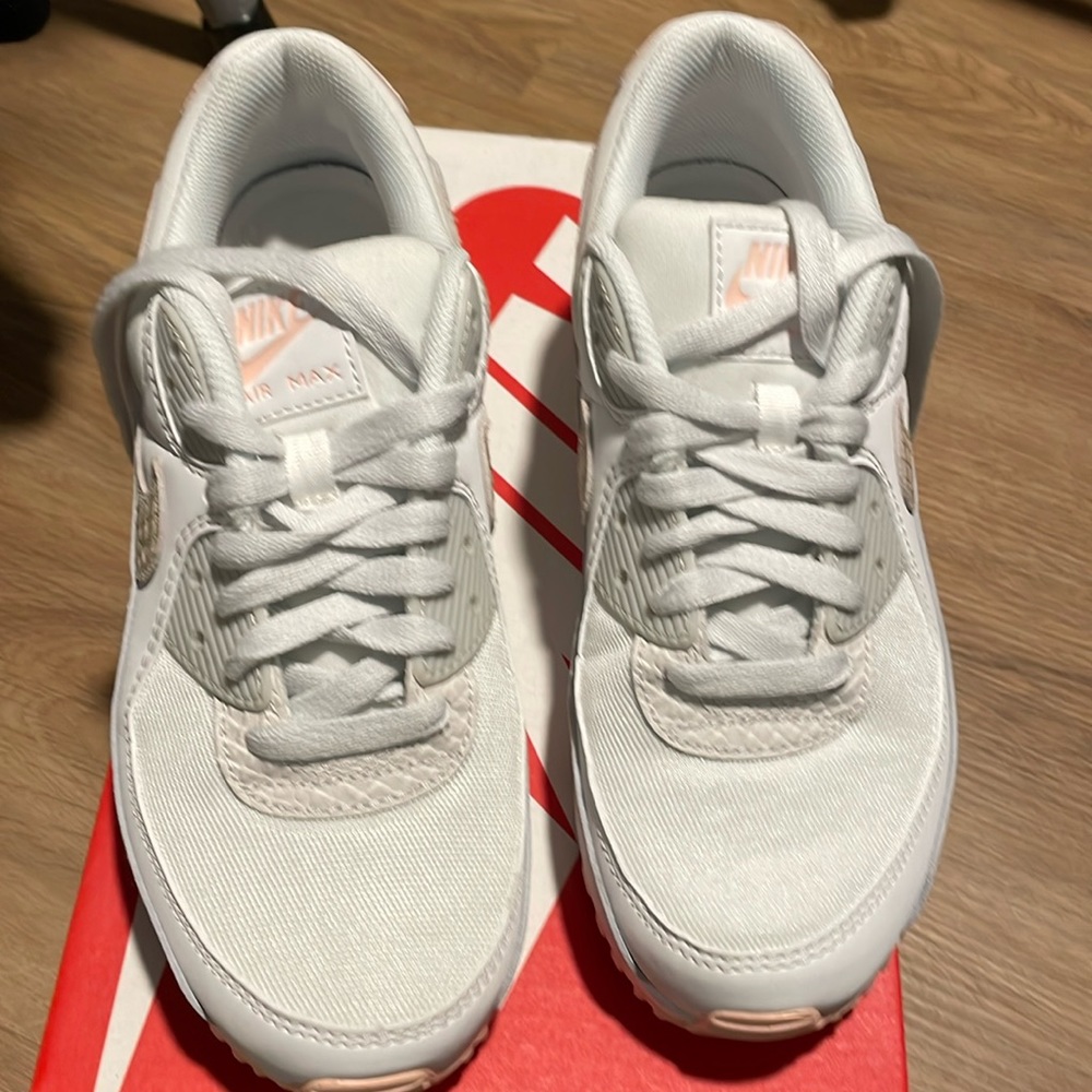 Nike women’s air max 8.5, white